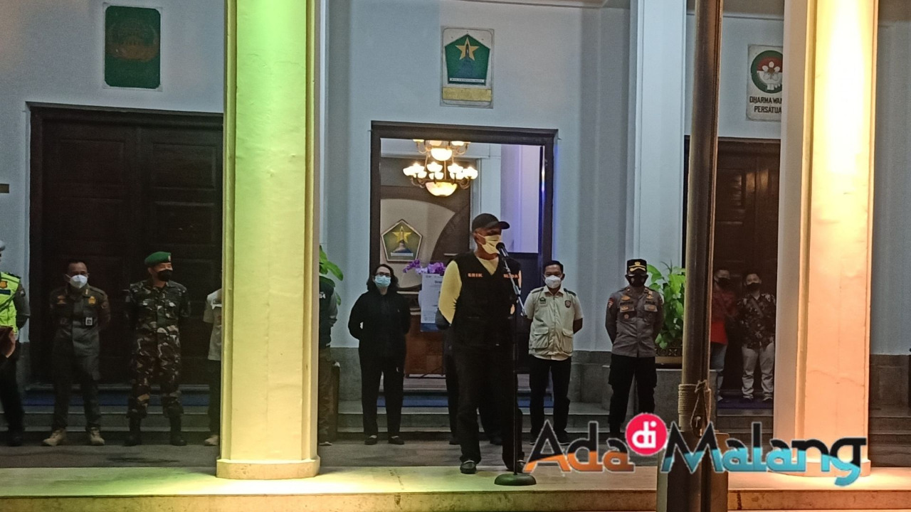 Sekretaris Daerah Kota Malang, Erik Setyo Santoso saat memberikan arahan dalam Apel Pasukan Gabungan sebelum melaksanakan Operasi Gabungan Protokol Kesehatan di halaman Balaikota Malang Selasa kemarin (Foto : Agus Yuwono ~ AdaDiMalang.com)