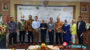 Manajemen Persada Hospital dan Morula IVF Indonesia mengabadikan momen usai konferensi pers pembukaan Klini Fertilitas Persada hospital Senin lalu (Foto : Agus Yuwono ~ AdaDiMalang.com)