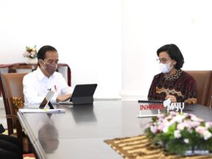 Presiden Joko Widodo sedang melaporkan SPT didampingi Menteri Keuangan (Istimewa)