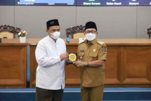 Wali Kota Malang menerima cinderamata dari rektor Universitas Negeri Malang usai memberikan opening speech dalam Seminar Nasional yang dilaksanakan oleh Halal Center UM