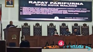 Sekretaris DPRD Kota Malang membacakan Perubahan Susunan AKD DPRD Kota Malang