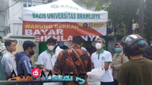 Masyarakat menyerbu Warung Berkah BAZIS UB yang buka setiap Jumat pagi di jalan Veteran kota Malang (Foto : Agus Y ~ AdaDiMalang)