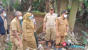 Wali Kota Malang, Drs H. Sutiaji didampingi Sekda Kota Malang dan Kepala Dinas PUPRPKP Serta Satgas dari wilayah meninjau lokasi banjir (Foto : Agus Yuwono ~ AdaDimalang.com)