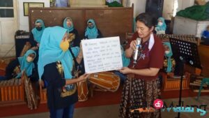 Direktur Jaringan dan Pembudayaan BPIP, Dr. Irene Camelyn Sinaga, AP., M.Pd. menyerahkan testimoni setelah kunjungan di Kampung Wonosari Go Green (Foto : Agus Y ~ AdaDiMalang.com)