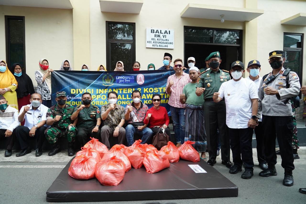 Pangdivif 2 Kostrad bersama Wali Kota Malang dan stakeholder terkait hadir di lokasi rumah longsor di Muharto VB