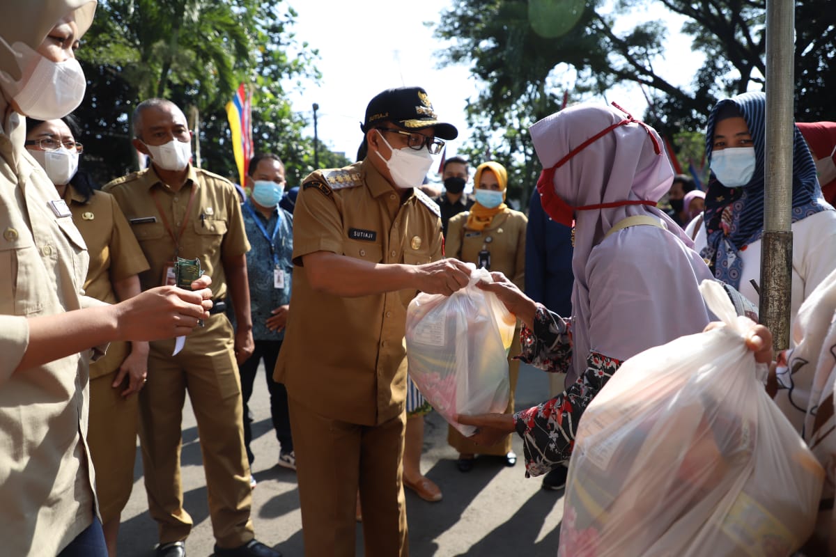 Wali Kota Malang, Drs H. Sutiaji memberikan paket bantuan pangan bersubsidi di ajang Pasar Ramadhan di Kantor Kecamatan Lowokwaru Kota Malang pagi tadi (Dokumen : Humas Pemkot Malang)