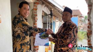 Direktur utama Perumda Tugu Tirta Kota Malang menyerahkan bantuan hasil penggalangan dana Direksi dan Karyawan Perumda Tugu Tirta kepada M. kholil selaku Ketua RT 05 RW 06 Kelurahan Kotalama yang juga menjadi korban longsor kali ini (Foto : Humas Perumda Tugu Tirta Kota Malang)