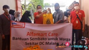 Corporate Communications Regional Manager PT Sumber Alfaria Trijaya, M. Faruq Asrori menyerahkan bantuan CSR kepada Ketua RW 1 Kelurahan Losari Singosari, kusdi siang tadi, rabu (13/04/2022)