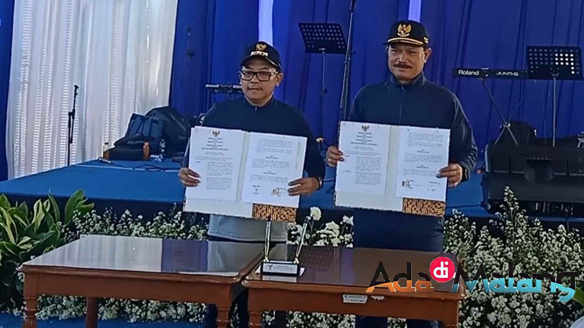 Wali Kota Malang dan Wali Kota Madiun menandatangani MoU Kerjasama antar kedua Pemerintah Kota Malang (Foto : Agus Y ~ AdaDiMalang.com)