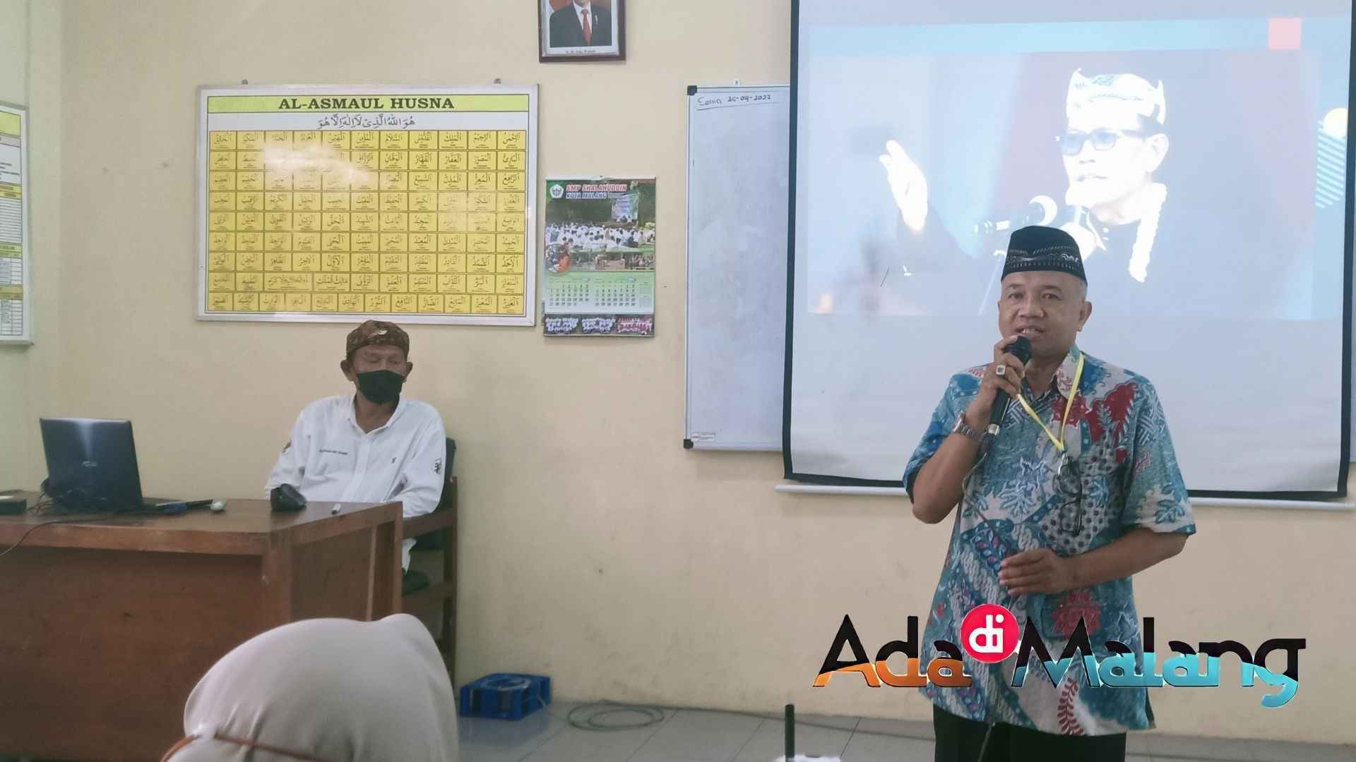 Kepala Sekolah SMP Shalahuddin Malang, Drs. Asiep Apandi memberikan sambutan sebelum workshop dimulai siang tadi (Foto : Agus Y ~ AdaDiMalang.com)