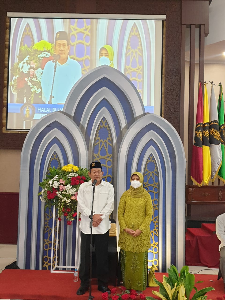 Rektor Universitas Brawijaya, Prof. Dr. Ir. Nuhfil Hanani AR. , MS. Beserta istri saat memberikan sambutan (Foto : Humas UB)