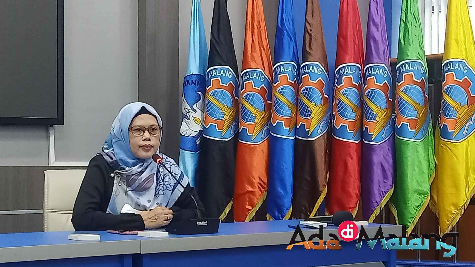 Pembantu Direktur I Bidang Akademik Polinema, Dr. Kurnia Ekasari, SE., MM., Ak., CA. saat memberikan keterangan pers pagi tadi (Foto : Agus Y ~ AdaDiMalang.com) 