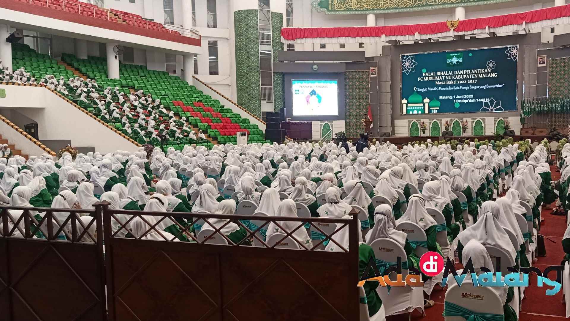 Ribuan anggota Muslimat NU Kabupaten Malang mememuhi auditorium KH Tholhah Hasan Unisma dalam rangka Pelantikan Pengurus Muslimat NU Kabupaten Malang (Foto : Agus Y ~ AdaDiMalang.com)