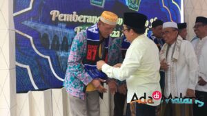 Wali Kota Malang Drs H. Sutiaji mengalungkan syal Arema khas Kota Malang kepada jamaah haji Kota Malang yang akan berangkat