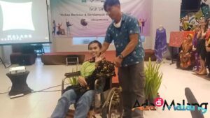 Meski di atas kursi roda, namun penyandang disabilitas tetap percaya diri dan semangat menampilkan karya batik mereka (Foto : Agus Y ~ AdaDiMalang.com)