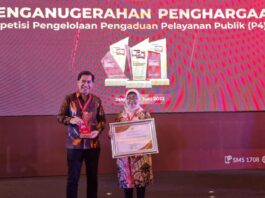 Direktur Utama Perumda Air Minum Tugu Tirta Kota Malang, M Nor Muhlas S.Pd, MSi bersama Direktur Teknik Ir Ari Mukti MT setelah menerima trofi penghargaan, Kamis (16/6/22).