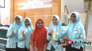 Kelompok Eco Enzyme dan Sayyidatul Awalia Nuzula, S.SI sebagai pembimbing (Foto : Istimewa)