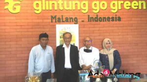 Penerima Piala Kalpataru sebagai Pembina Lingkungan, Bambang Irianto berfoto bersama Mantan Menteri Negara Lingkungan Hidup Sarwono Kusumaatmadja beserta 2 orang staf KLHK RI (Foto : Agus Y ~ AdaDiMalang)