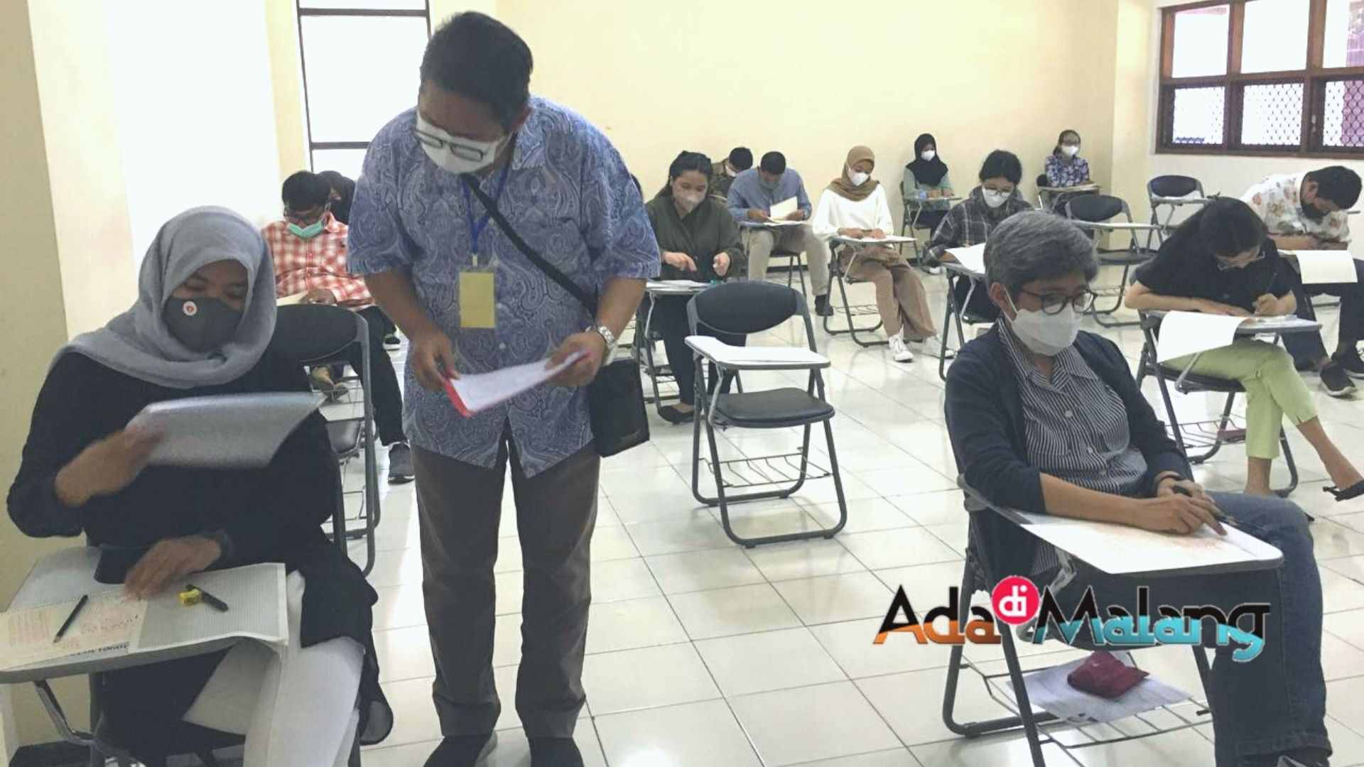 Petugas ujian sedang melakukan pengecekan berkas-berkas peserta JLPT (Foto : Agus Y ~ AdaDiMalang.com)