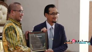 Rektor Universitas Brawijaya, Prof. Widodo, S.Si., M.Si., Ph.D. Med.Sc., memberikan cinderamata kepada Ketua KPU RI dalam acara Sarasehan Kebangsaan FISIP UB (Foto : Agus Y - AdaDiMalang.com)