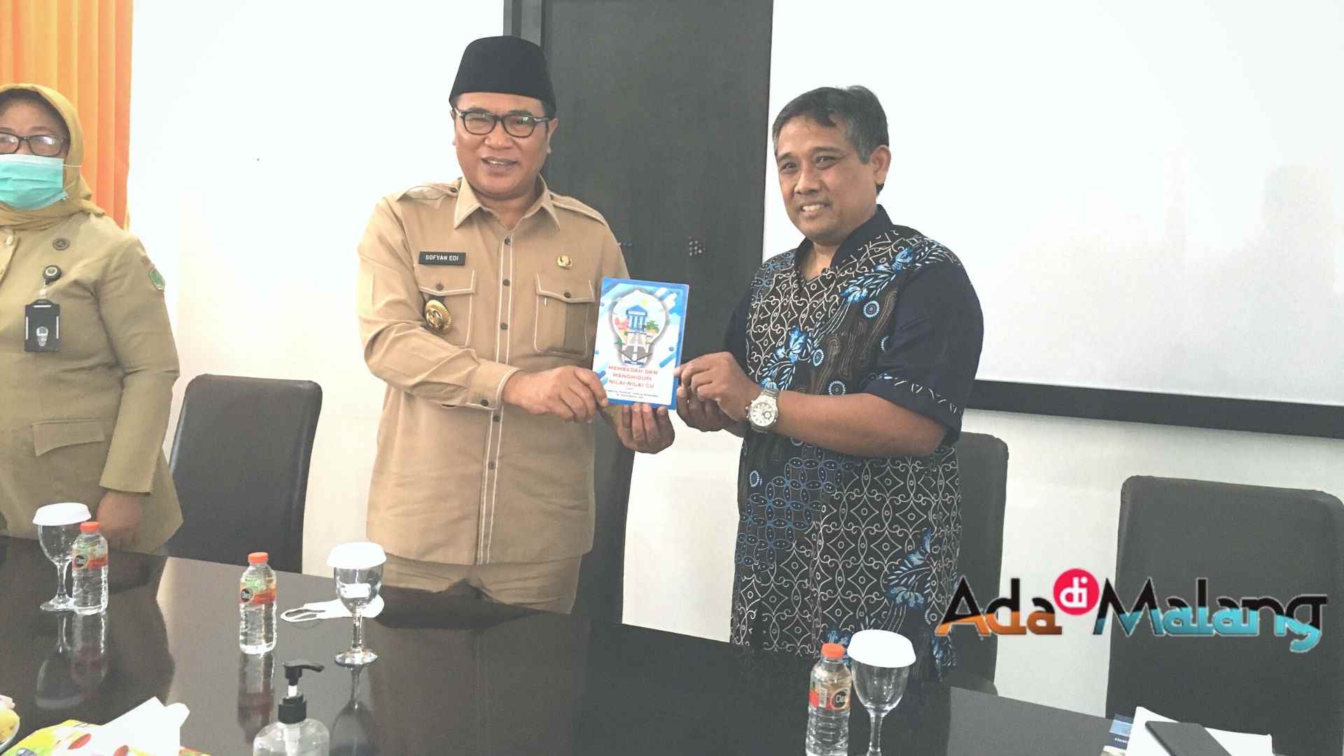  Ketua Kopdit Kosayu Malang Dwi Lejaring Pambudi menyerahkan buku Kopdit Kosayu kepada Wakil Wali Kota Malang Sofyan Edi Jarwoko (Doto : Agus Y ~ AdaDiMalang.com)