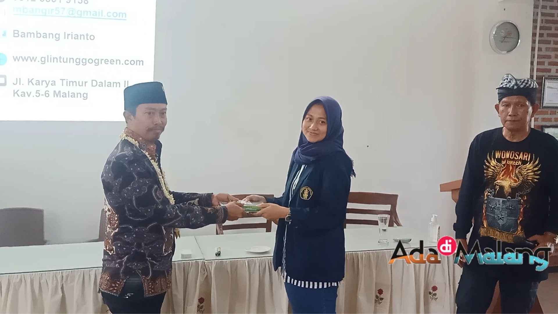 Perwakilan mahasiswa FEB UB, Cintia Okta Kamila memberikan cinderamata kepada Kepala Desa Songowareng Kabupaten Lamongan (Foto : Agus Y ~ AdaDiMalang.com)