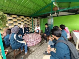 Inisiator dan Manager Glintung Go Green (3G) memberikan pendampingan kepada para mahasiswa FEB UB yang tengah KKN di RW 19 Purwantoro Kota Malang (Foto : Istimewa)