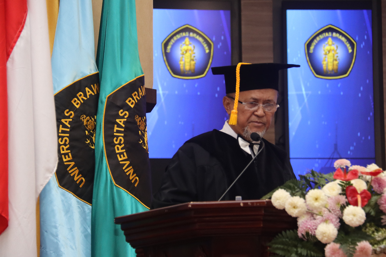 Prof. Dr. Rudianto, MA saat menyampaikan orasi ilmiah saat 