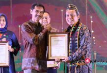 Kepala Diskominfo Kota Malang, Muhammad Nurwidianto menerima penghargaan IDEAS untuk Pemerintah kota Malang (Foto : Istimewa)