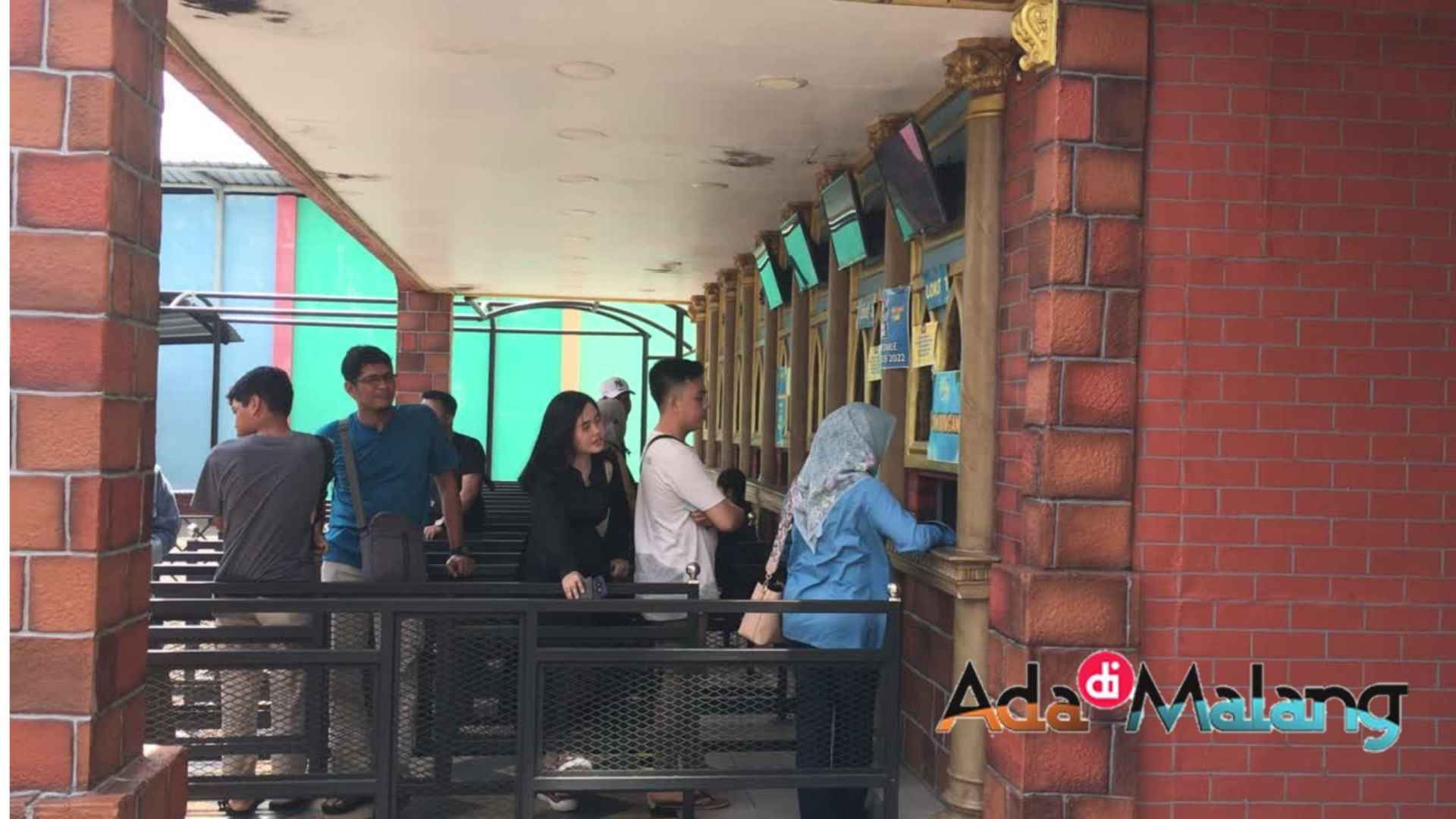 Wisatawan sedang membeli tiket masuk ke Hawai Waterpark siang hari (Foto : Agus Yuwono ~ AdaDiMalang.com)