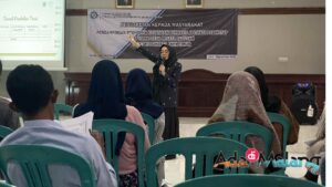 Anggota Tim Pengabdian Universitas Negeri malangt (UM), Dhika Maha Putri, S.Pd., M.Acc. memberikan materi kepada pelaku UMKM di Desa Wisata Padusan, Pacet Kabupaten Mojokerto (Foto : Istimewa)