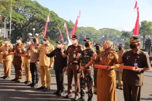 Perwakilan Kecamatan, BUMD serta Instansi menerima pemberian bendera merah putih secara simbolis (Foto : Istimewa)