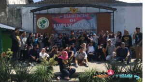 Mahasiswa dari berbagai kampus di Indonesia yang menjadi Peserta Modul Nusantara UM saat berada di Taman Garuda Kampung Pancasila (Wonosari Go Green)