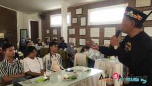 Sosok Inspiratif, Sang Pembina Lingkungan dari Kota Malang, Ir H. Bambang Irianto saat memberikan materi kepada para mahasiswa peserta Modul Nusantara UM di Rumah Prestasi 3G pagi tadi