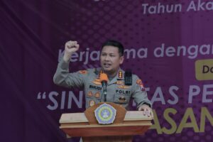 Kapolresta Malang Kota, Kombes Pol Budi Hermanto, SIK saat menjadi narasumber Penerimaan Mahasiswa Baru Kampus Unitri Kamis kemarin (15/09/2022)