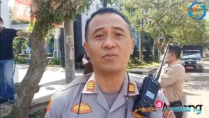 Plh Kapolsek Lowokwaru, AKP Anton Widodo, SH berada di lokasi SD Insan Amanah saat peninjauan oleh Wali Kota Malang hingga pembukaan portal dan pagar pembatas jalan (Foto : Agus Y ~ AdaDiMalang.com)