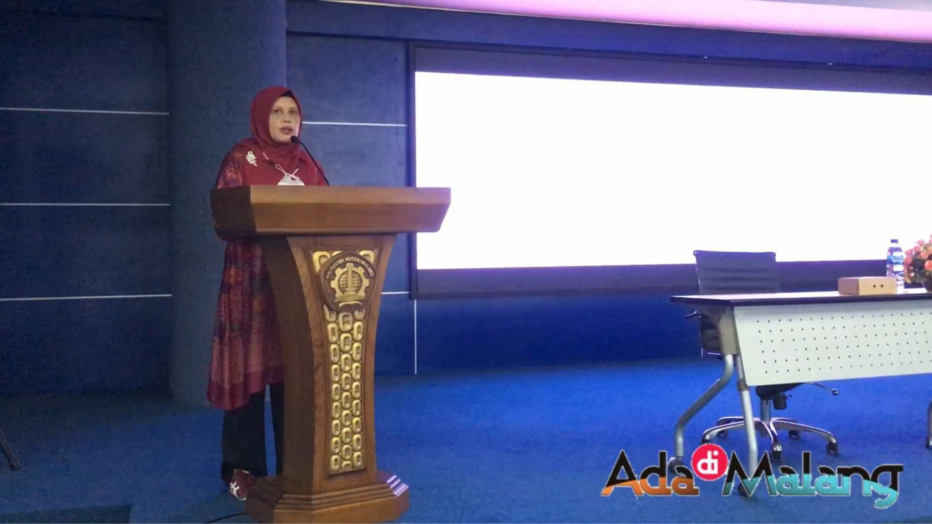 Pembantu Direktur Bidang Akademik Polinema, Dr Dra Kurnia Ekasari Ak., MM. saat memberikan sambutan sebelum membuka Seminar Nasional Memaknai Pancasila Bagi Generasi Milenial (Foto : AdaDiMalang.com/Agus Yuwono)