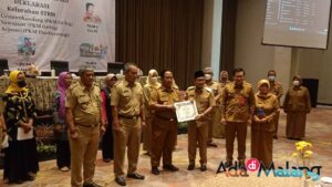 Wali Kota Malang, Drs H. Sutiaji menyerahkan sertifikat Kelurahan STBM kepada tiga Kelurahan yang telah berhasil menjadi Pilot Project Sanitasi Total Berbasis Masyarakat (Foto : AdaDiMalang.com/Agus Yuwono)