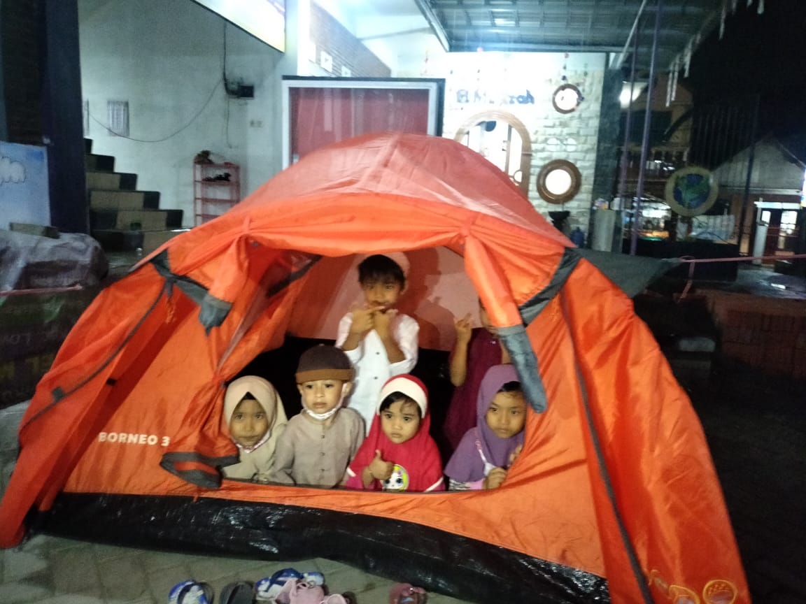 Siswa didik TK El Mu’jizah Malang mengikuti kegiatan Kids Summer Camp untuk melatih kemandirian siswa saat jauh dari orang tuanya