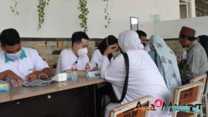 Masyarakat yang menghadiri kegiatan Haul Gus Lukman dan Wali Santri Ponpes Bahrul Maghfiroh mengikuti pengobatan gratis dari Klinik BMCI Tlogomas (Foto : Istimewa)