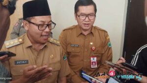 Wali Kota Malang, Drs H. Sutiaji menyampaikan keterangan kepada awak media didampingi Kepala DInas Kesehatan Kota Malang dr husnul Muarif (Foto : AdaDiMalang.com/Agus Yuwono)