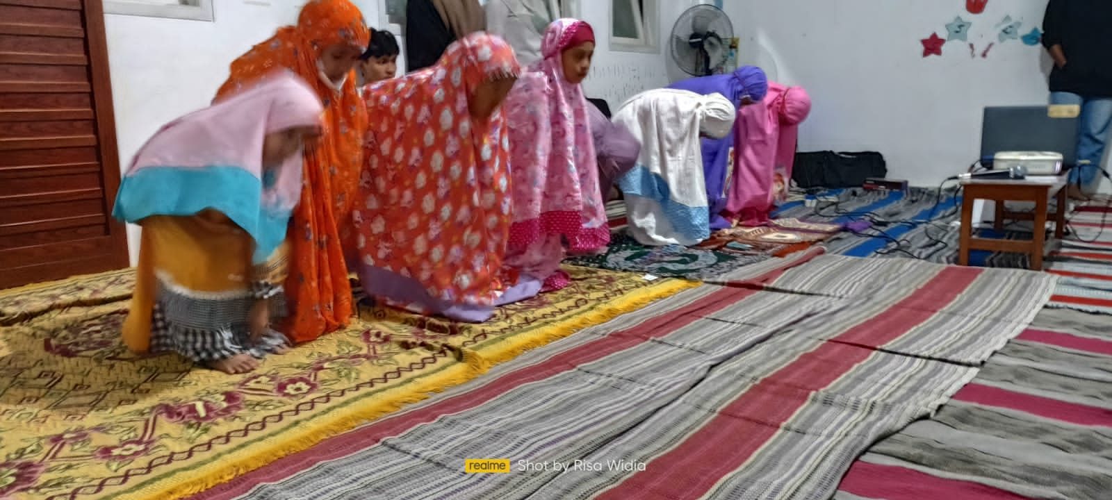 Dalam kegiatan Kida Summer Camp, siswa didik TK El Mu’jizah Malang melakukan kegiatan ibadah bersama