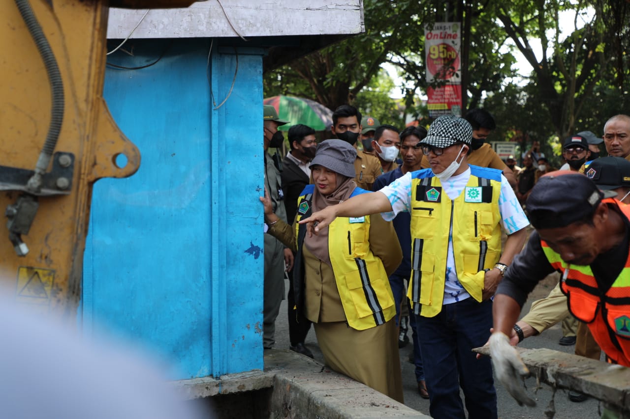 Wali Kota Malang, Drs H. Sutiaji saat meninjau langsung pelaksanaan pengerukan sedimen di Jalan Pisang Candi