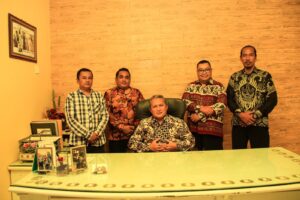 Ketua KP3 Jawa Timur, Indra Bayu, SH saat berada di kantornya (Foto : Istimewa)