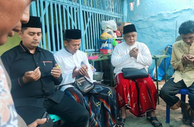 DPD PKS Kota Malang dan DPW PKS Jatim memanjatkan doa saat mengunjungi rumah salah satu korban Tragedi Stadion Kanjuruhan (Foto : Istimewa)