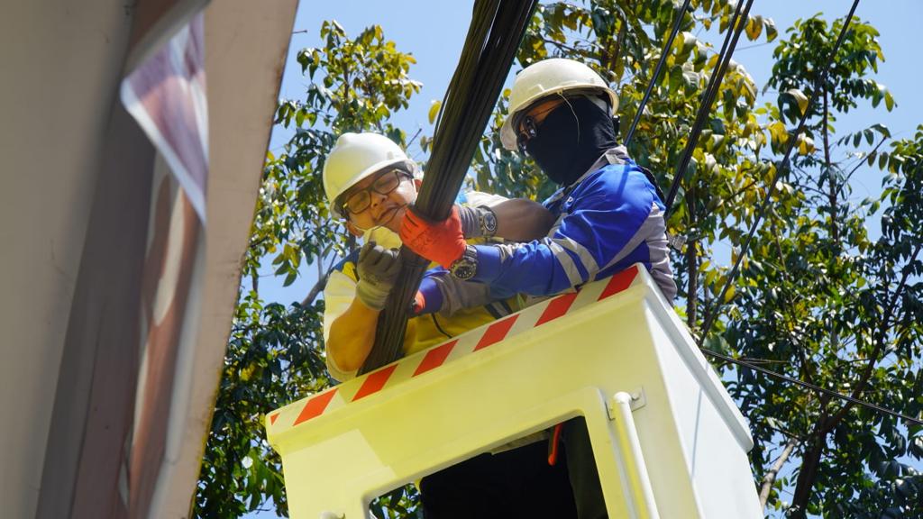 Wali Kota Malang, Drs H. Sutiaaaaaaaaaaaaaaaaaaaaaaaaaaaaaaaaaaaaaaaaaaaaaaji turut serta merapikan kabel di jalan Kawi Kota Malang dalam giat Rebo Rapi