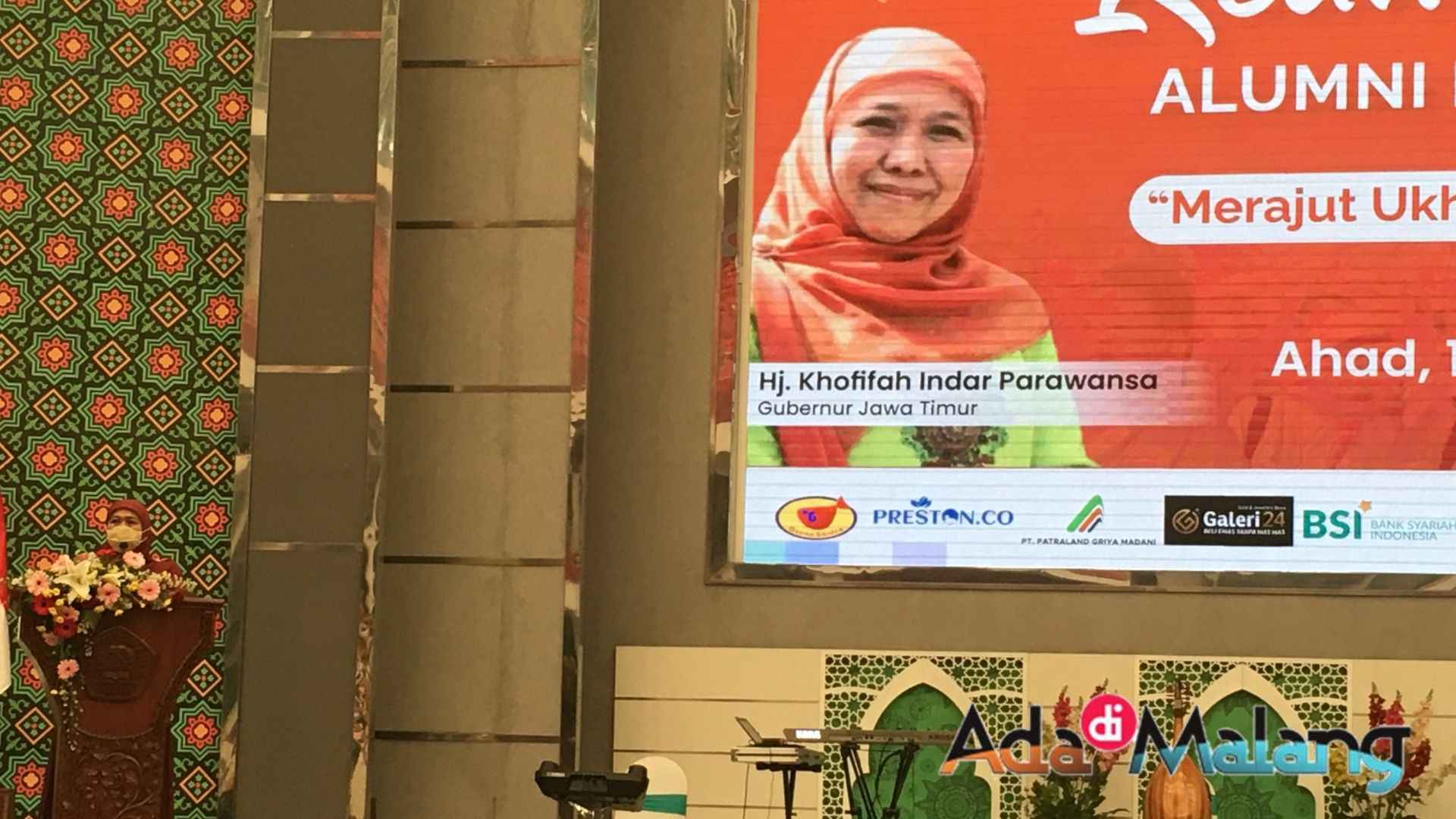 Gubernur Jawa Timur, Dra Hj. Khofifah Indar Parawansa, M.Si saat memberikan sambutan dalam acara Reuni Alumni haji Al Hikam di Gedung Bundar Unisma Malang (Foto : AdaDIMalang.com/Agus Yuwono)