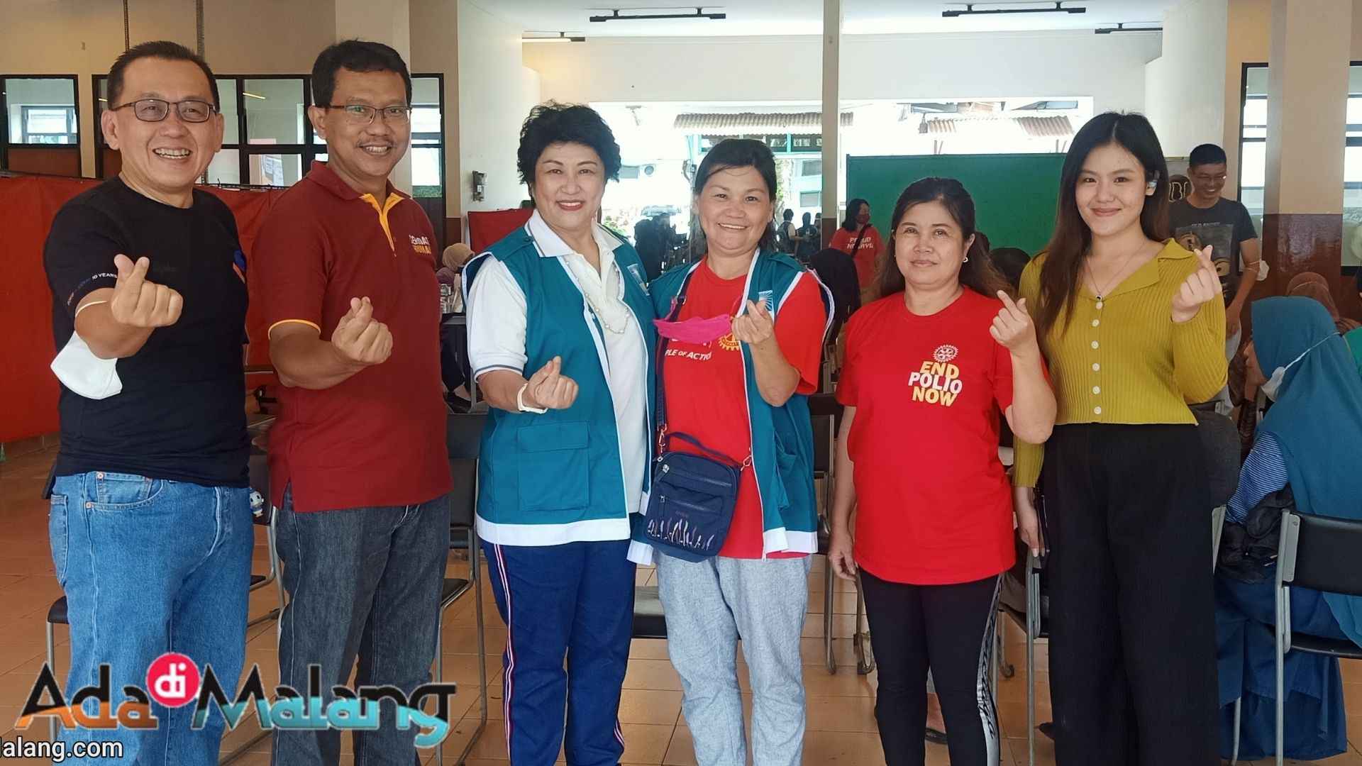 Kepala SMAK kosayu Malang bersama Ketua PEKSY Pusat dan juga Ketua Umum Persos Hwa Ind, Perwakilan Rotary dan Seniman Sasando asal NTT berfoto bersama usai mengikuti kegiatan donor darah pagi tadi (Foto : AdaDiMalang.com/Agus Yuwono)