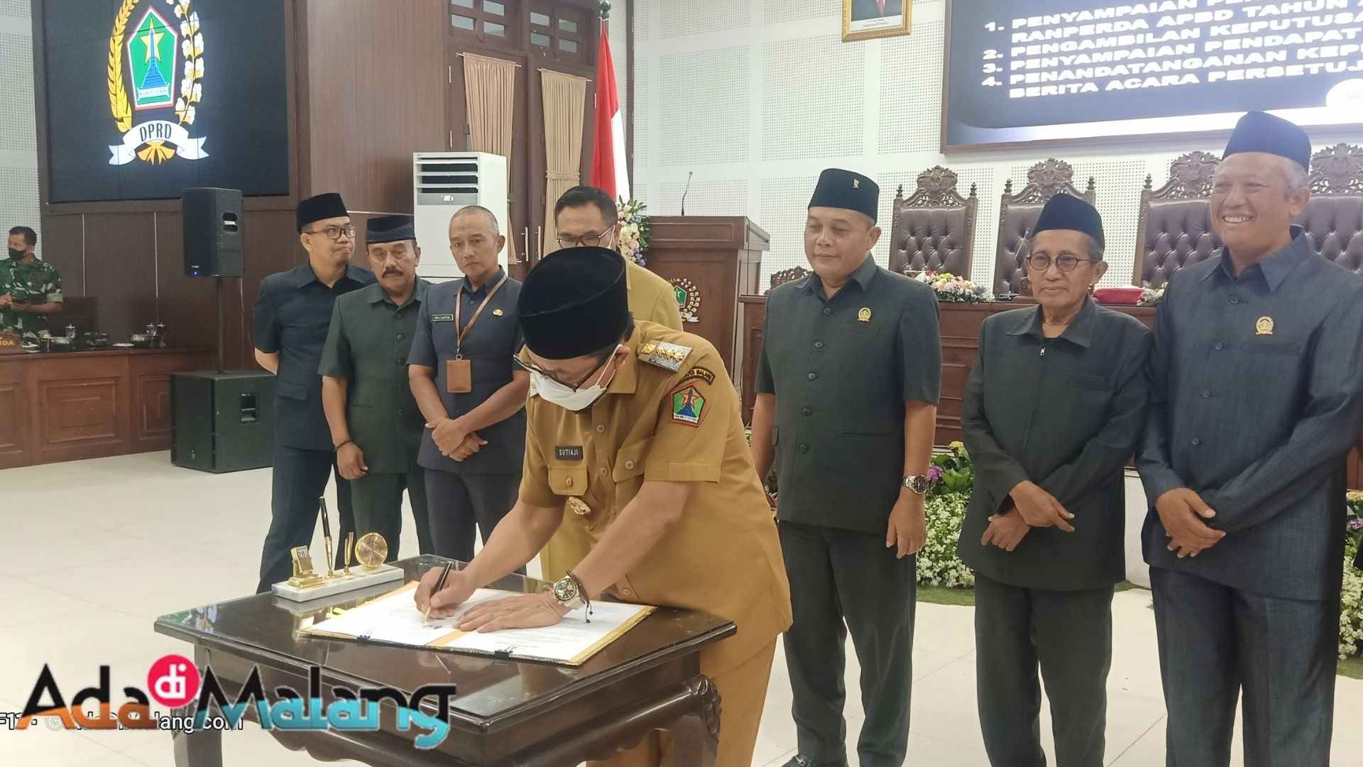 Wali Kota Malang, Drs H. Sutiaji menandatangani Berkas Acara Persetujuan Bersama RAPBD 2023 menjadi APBD 2023 (Foto : AdaDiMalang.com/Agus Yuwono)