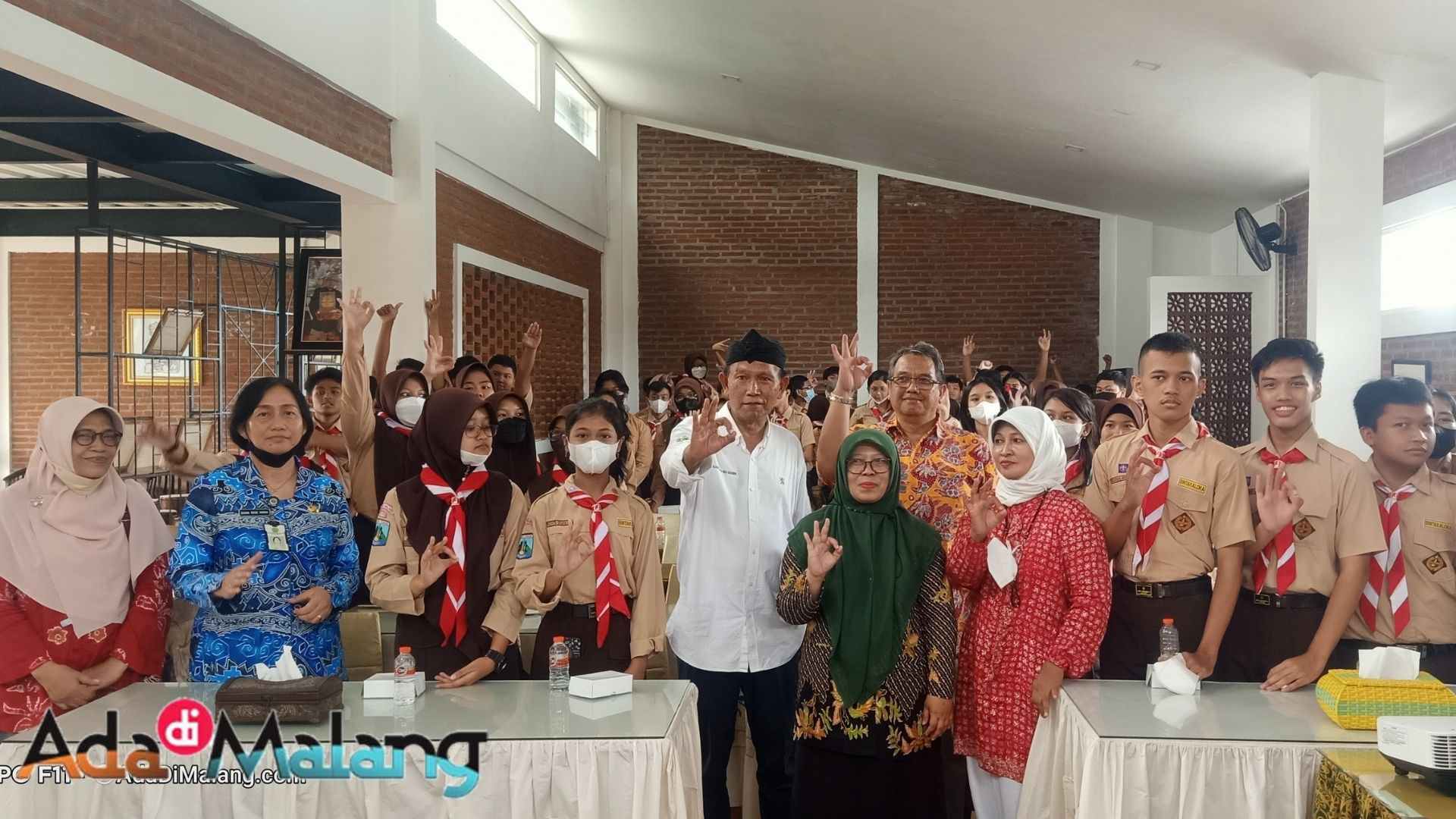 Siswa dan Guru SMPN 3 Kota Malang usai mengikuti materi dari Bambang Irianto di Rumah Prestasi Glintung Go Green (3G)